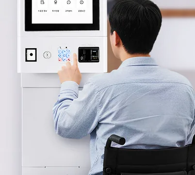 Kiosk adjusting its height automatically