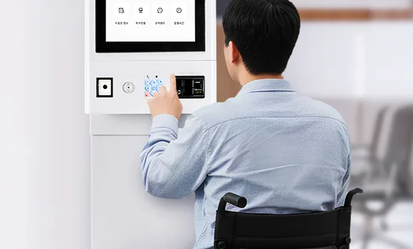Kiosk adjusting its height automatically